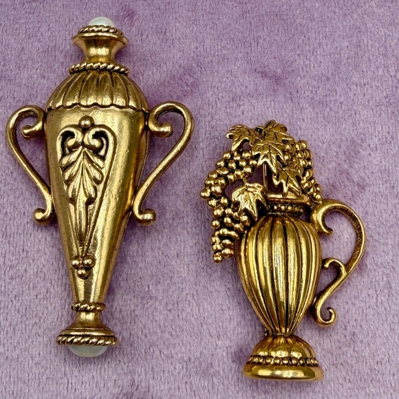 Vintage Grecian Urns with Grapes Brooch - Picture 2 of 3